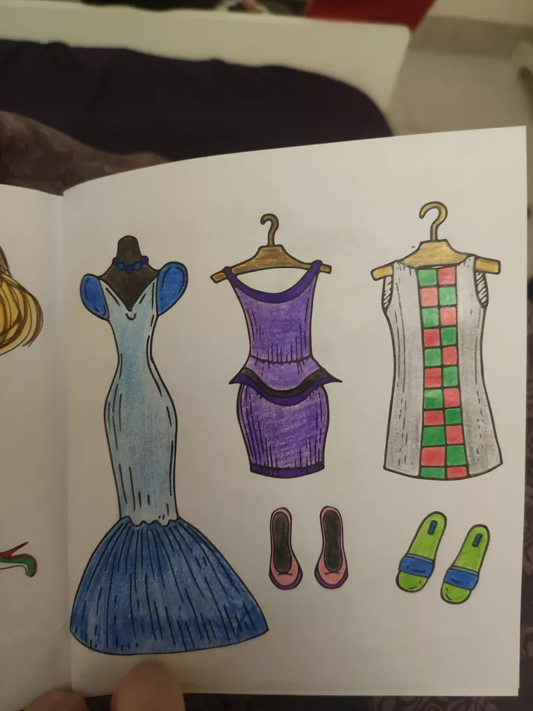 کتاب با رنگ آمیزی مدل های لباس دنیای مد و لباس اثر جمعی از نویسندگان انتشارات سبزان