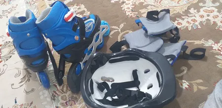 اسکیت کفشی استریت رانر مدل ۰۰۲ به همراه کلاه و لوازم ایمنی اسکیت