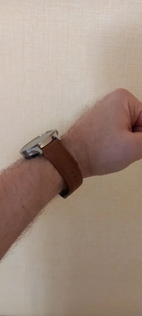 ساعت هوشمند تی سی اچ مدل TCH HD2 3D Hero2 دارای قابلیت های کنترل موسیقی (Music Player)، پشتیبانی از زبان فارسی در منو و سیستم‌عامل بند فلز