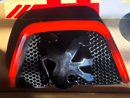 آرم جلو پنجره خودرو آراکس یدک مدل AY-4105 مناسب برای پژو 206