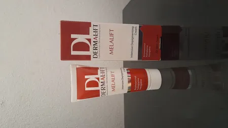 کرم روشن کننده صورت درمالیفت مدل Melalift مناسب انواع پوست حجم 40 میلی لیتر