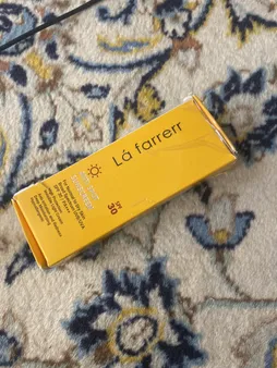 کرم ضدآفتاب و ضدلک بی‌رنگ لافارر مدل SPF30، مناسب پوست‌های خشک و معمولی، حجم 40 میلی‌لیتر