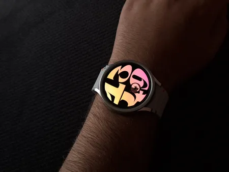 ساعت هوشمند سامسونگ مدل Galaxy Watch 7 44mm دارای قابلیت های کنترل موسیقی (Music Player) بند پلاستیک