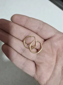 تجریه خرید گوشواره حلقه‌ای طلا کم اجرت  18 عیار زنانه زرالتون مدل پروفیل طرح شش ضلعی