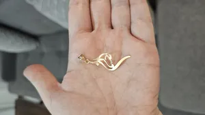 تجریه خرید آویز گردنبند طلا 18 عیار زنانه کرابو طرح احسان مدل Kr3874