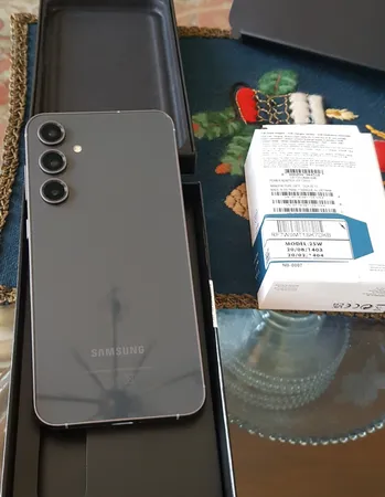 گوشی موبایل سامسونگ مدل Galaxy S23 FE دو سیم کارت ظرفیت 256 گیگابایت و رم 8 گیگابایت به همراه شارژر سامسونگ