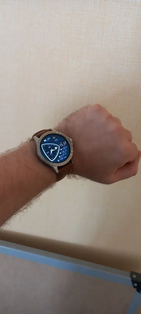 ساعت هوشمند تی سی اچ مدل TCH HD2 3D Hero2 دارای قابلیت های کنترل موسیقی (Music Player)، پشتیبانی از زبان فارسی در منو و سیستم‌عامل بند فلز