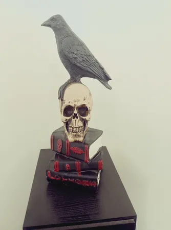 مجسمه مدل کلاغ و جمجمه و کتاب