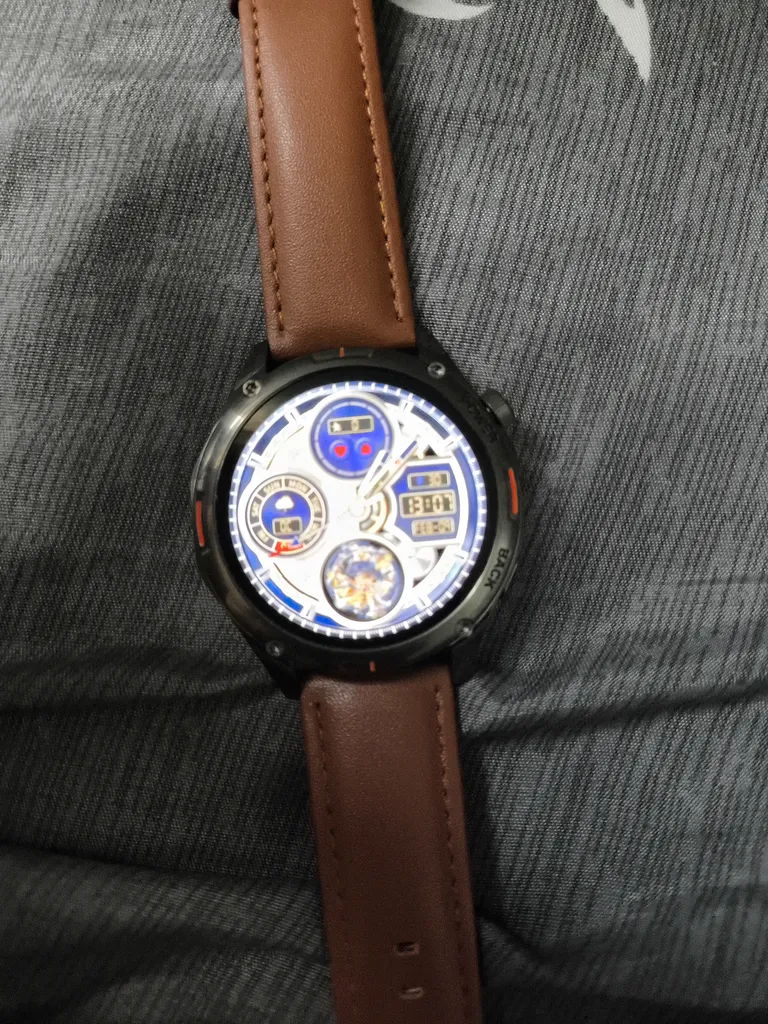 ساعت هوشمند تی سی اچ مدل TCH HD1 3D Hero1 دارای قابلیت های کنترل موسیقی (Music Player)، قابلیت مکالمه از طریق بلوتوث، پشتیبانی از زبان فارسی در منو و سیستم‌عامل، قابلیت تغییر طرح ساعت یا تم بند چرم مصنوعی