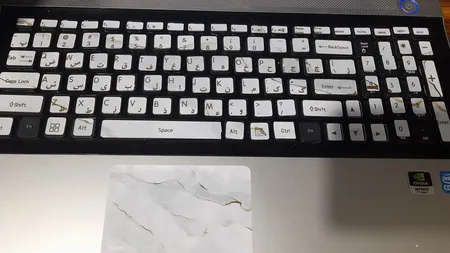 استیکر لپ تاپ مدل marble کد03 مناسب برای لپ تاپ 15 تا 17 اینچی به همراه برچسب حروف فارسی کیبورد