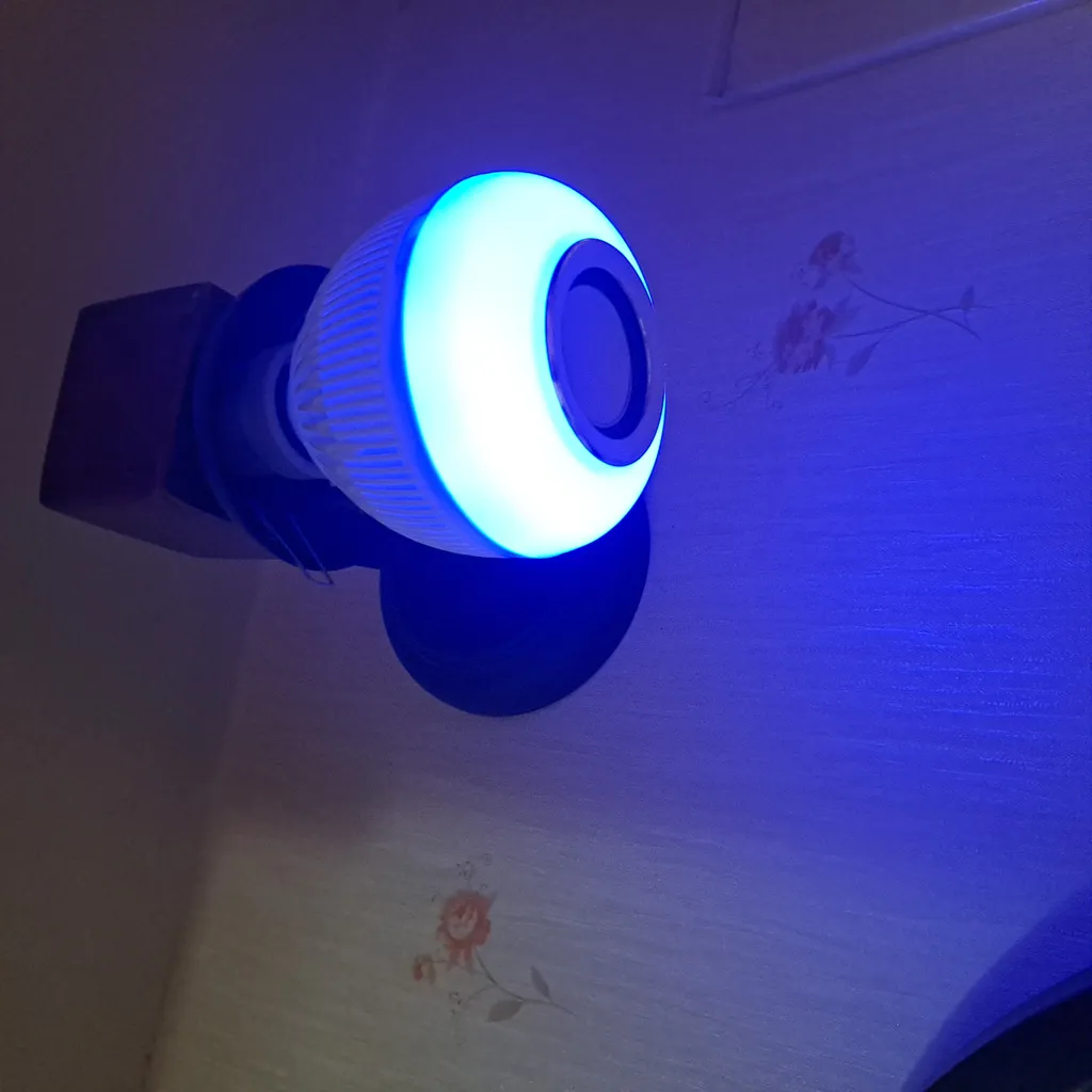 لامپ هوشمند و اسپیکر بلوتوثی 7 وات مدل ZSA-DL-SP پایه E27