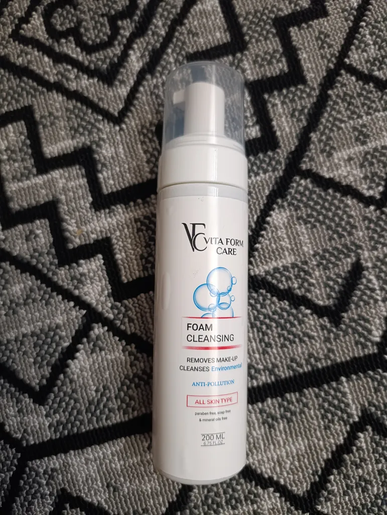 فوم شستشو صورت با خاصیت ضد جوش و ضد حساسیت و ضد آکنه و مرطوب کننده و روشن کننده ویتا فرم کر مدل 01 مناسب برای انواع پوست حجم 200 میلی لیتر