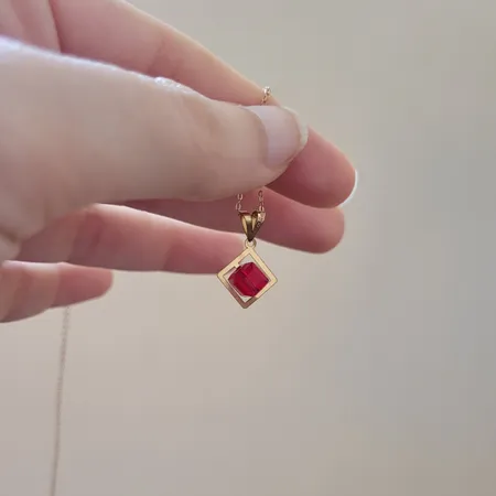 آویز گردنبند طلا 18 عیار زنانه ناریا مدل مکعب رنگ قرمز