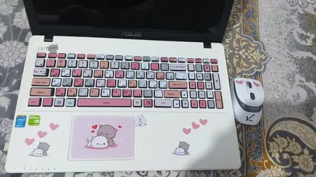 استیکر لپ تاپ مدل cute cat 03 مناسب برای لپ تاپ 15 تا 17 اینچ به همراه برچسب حروف فارسی کیبورد