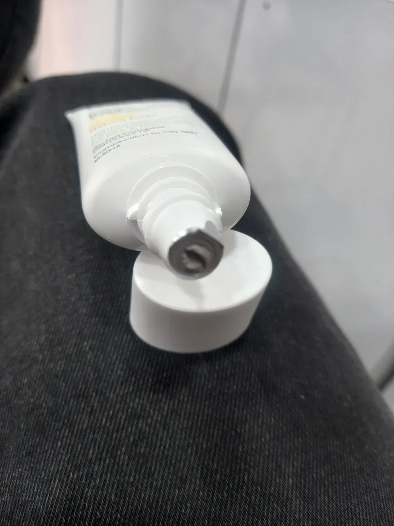 کرم ضدآفتاب رنگی پرایم، 60 SPF، مدل 02، مناسب پوست چرب و مختلط تنالیته رنگ متوسط و حجم 40 میلی‌لیتر، محافظت کننده در برابر اشعه UVA،IRو UVB، کنترل کننده ترشح سبوم، فاقد چربی و غیر کومدون‌زا، +++PA، پوشش دهنده جای جوش، با ماندگاری 3 ساعته