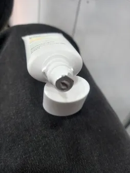 کرم ضدآفتاب رنگی پرایم، 60 SPF، مدل 02، مناسب پوست چرب و مختلط تنالیته رنگ متوسط و حجم 40 میلی‌لیتر، محافظت کننده در برابر اشعه UVA،IRو UVB، کنترل کننده ترشح سبوم، فاقد چربی و غیر کومدون‌زا، +++PA، پوشش دهنده جای جوش، با ماندگاری 3 ساعته