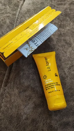 کرم ضدآفتاب و ضدلک بی‌رنگ لافارر مدل SPF30، مناسب پوست‌های خشک و معمولی، حجم 40 میلی‌لیتر