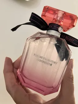ادو پرفیوم زنانه فراگرنس پرشیا 116 مدل ویکتوریا سکرت بامب شل حجم 100 میلی لیتر