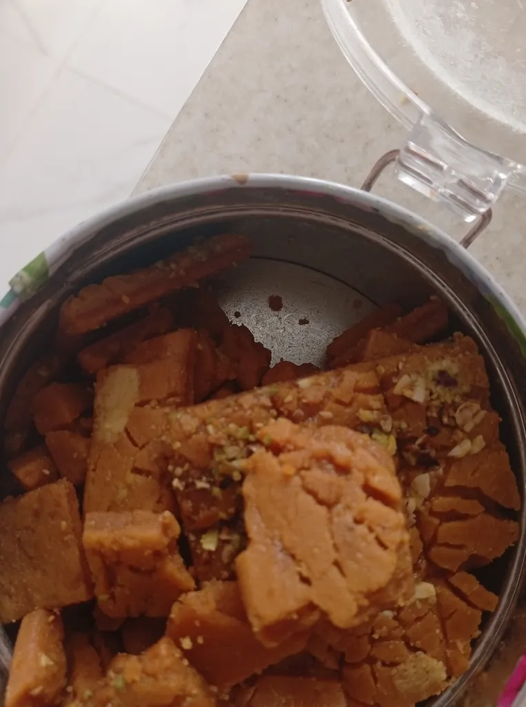 سوهان زعفرانی حبه قم - 400 گرم