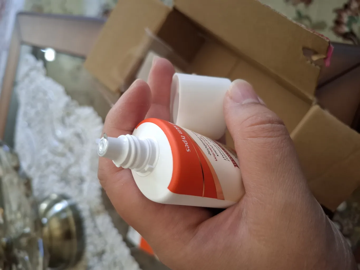 کرم ضد آفتاب رنگی الارو مدل SPF50 محافظ UVA ،UVB، ضد چروک، مناسب انواع پوست تحت لیسانس حجم 50 میلی‌لیتر