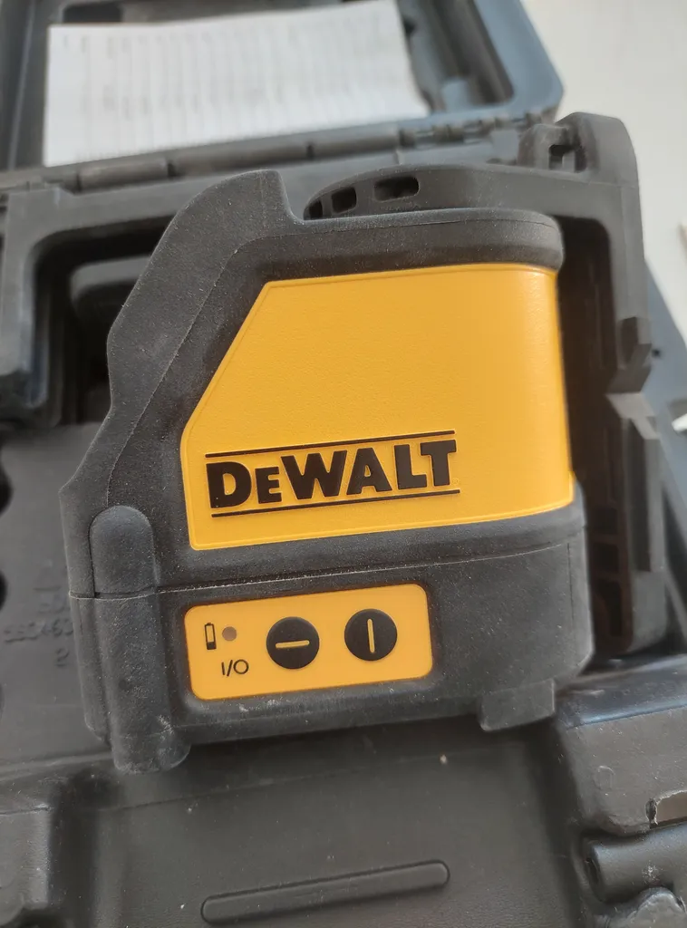 تراز لیزری دیوالت مدل DW088K-XJ