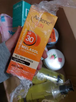 کرم ضد آفتاب رنگی آردن سان، SPF 30، مدل Light Beige، مناسب انواع پوست با تنالیته روشن و حجم 50 میلی‌لیتر، ضد آب، محافظت‌کننده در برابر اشعه‌های UVA و UVB، ضد لک، دارای فرمولاسیون ویتامین‌های C و E، با ماندگاری 2 ساعته