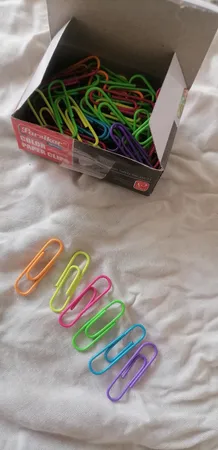 گیره کاغذ رایدین مدل رنگی سایز 28-33میلی متر - بسته 100 عددی