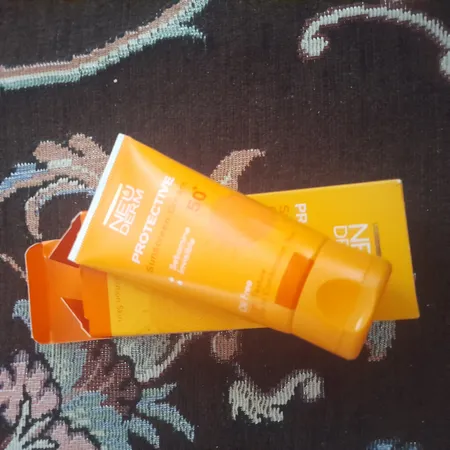 کرم ضدآفتاب بی‌رنگ نئودرم مدل Highly Protective SPF50، مناسب پوست‌های چرب تا مختلط، حجم 50 میلی‌لیتر