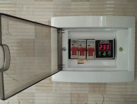 محافظ ولتاژ گرین لاین مدل GLP300D