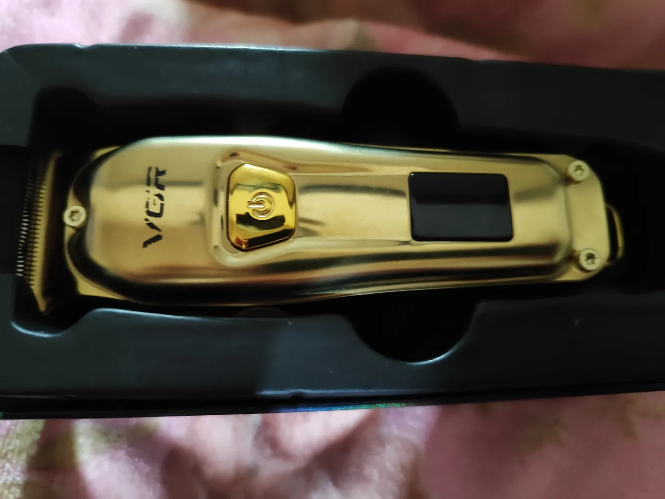 ماشین اصلاح موی سر و صورت وی جی ار مدل V-965، اصلاح به صورت حجم زن، منبع انرژی باتری، تکنولوژی اصلاح به صورت برش مستقیم، مدت زمان شارژ 150 دقیقه و مدت زمان استفاده پس از شارژ 120 دقیقه، به همراه شارژر، روغن، برس تمیزکننده، قابلیت اصلاح با شماره صفر