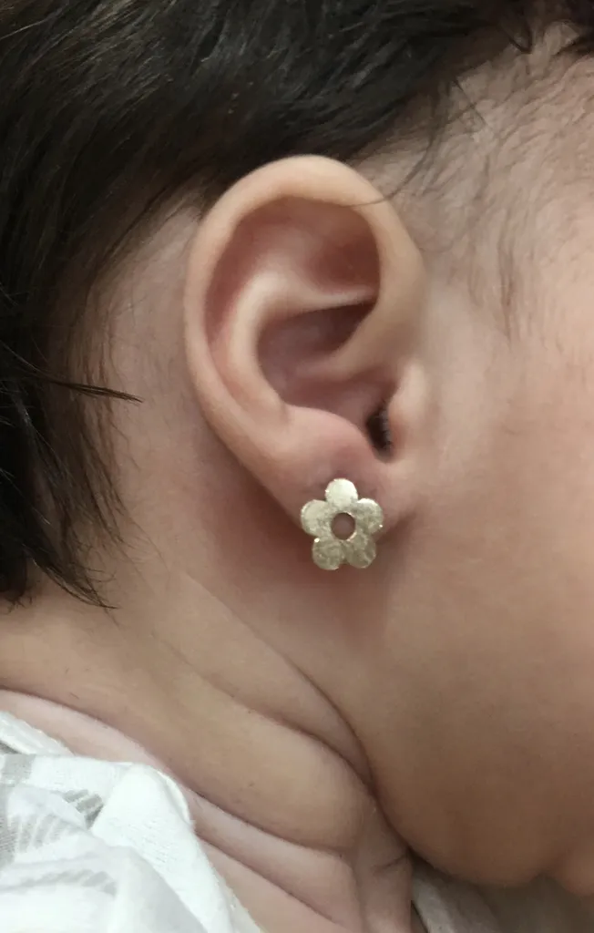 گوشواره طلا 18 عیار دخترانه مدل گل و زنبور 652