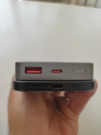 پاوربانک اوی طرح مگ سیف مدل P113K-22.5W ظرفیت 10000 میلی آمپر ساعت