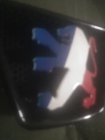 آرم جلو پنجره خودرو آراکس یدک  مدل AY-2109 طرح پرچم فرانسه مناسب برای پژو پارس