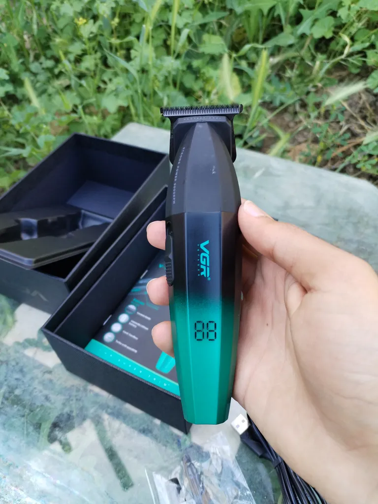 ماشین اصلاح موی سر و صورت وی جی ار مدل V-906، اصلاح به صورت صفر زن، خط زن، منبع انرژی باتری، تکنولوژی اصلاح به صورت تریمر، مدت زمان شارژ 150 دقیقه و مدت زمان استفاده پس از شارژ 240 دقیقه، به همراه کابل شارژ USB، برس تمیزکننده، روغن و محافظ، عملکرد توربو