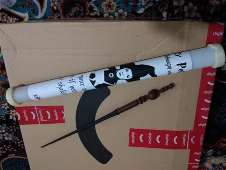 اسباب بازی زینتی مدل چوب دستی هری پاتر طرح پروفسور مک‌گونگال به همراه کارت قطار