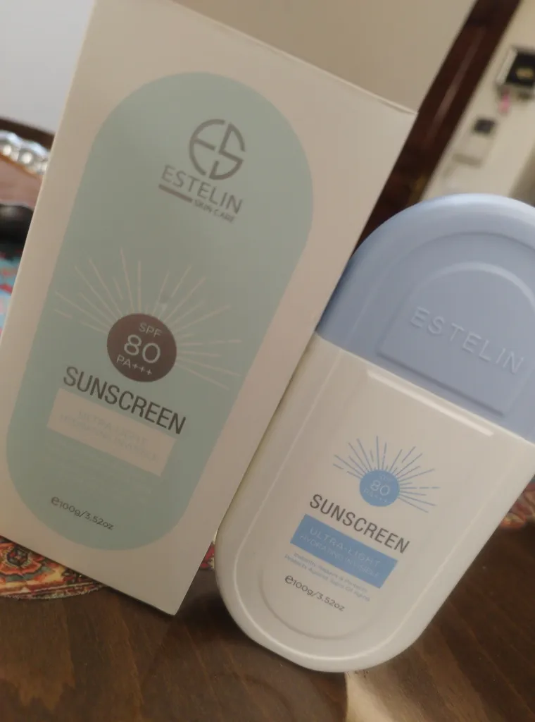 کرم ضد آفتاب بی‌رنگ استلین، 80 SPF، مدل ultra،  مناسب انواع پوست با حجم 100 میلی لیتر، محافظت‌کننده در برابر اشعه‌های UVA و UVB، مرطوب‌کننده، فاقد پارابن، PA+++، ضد پیری، دارای فرمولاسیون فاقد چربی، با ماندگاری 3 ساعته