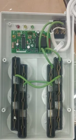 محافظ ولتاژ آژند مدل AZ2504-4b