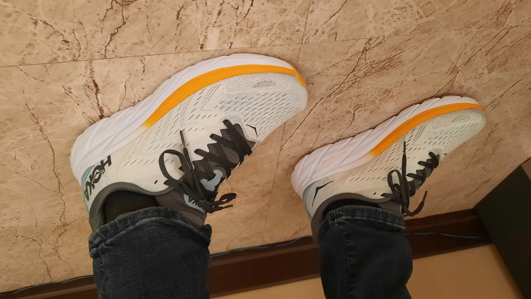 کفش رانینگ هوکا مدل Clifton 8