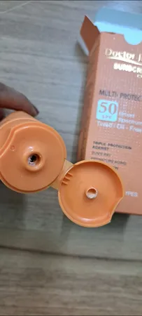 کرم ضد آفتاب بدون رنگ دکتر ژیلا SPF50 مدل multi-protection محافظ UVB، مرطوب‌کننده، مناسب انواع پوست حجم 50 گرم