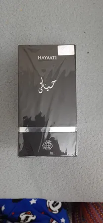 ادوپرفیوم مردانه لطافه، مدل حیاتی با حجم 100 میلی‌لیتر و رایحه طبیعت، شیرین، خوراکی، خنک، چوب، مناسب تمام فصول، نت آغازین سیب، ترنج، نت میانی دارچین، چوبهای جنگلی، نت پایانی مشک، وانیل