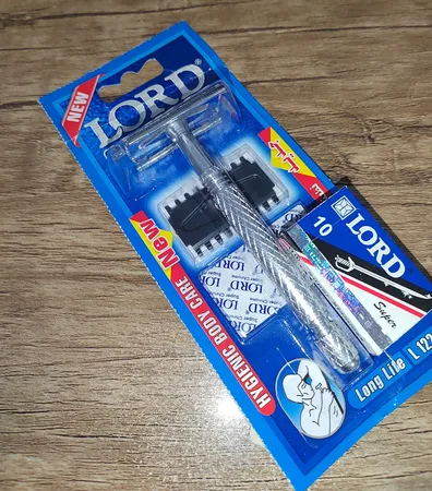 خود تراش لرد مدل L.122C به همراه تیغ یدک لرد مدل Super بسته 10 عددی