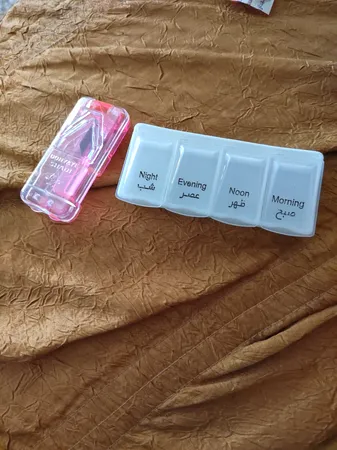 یادآور و نگهدارنده قرص مدل روزانه به همراه دستگاه تقسیم قرص