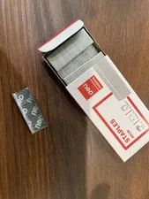 تجریه خرید سوزن منگنه دلی مدل 0012N سایز 24/6 بسته 1000 عددی