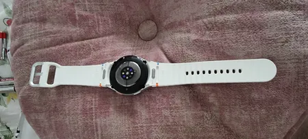 ساعت هوشمند سامسونگ مدل Galaxy Watch 7 40mm دارای قابلیت های کنترل موسیقی (Music Player)، قابلیت مکالمه از طریق بلوتوث، قابلیت تغییر طرح ساعت یا تم، صفحه همیشه روشن (Always-on Display)، پشتیبانی از دستیار صوتی بند پلاستیک