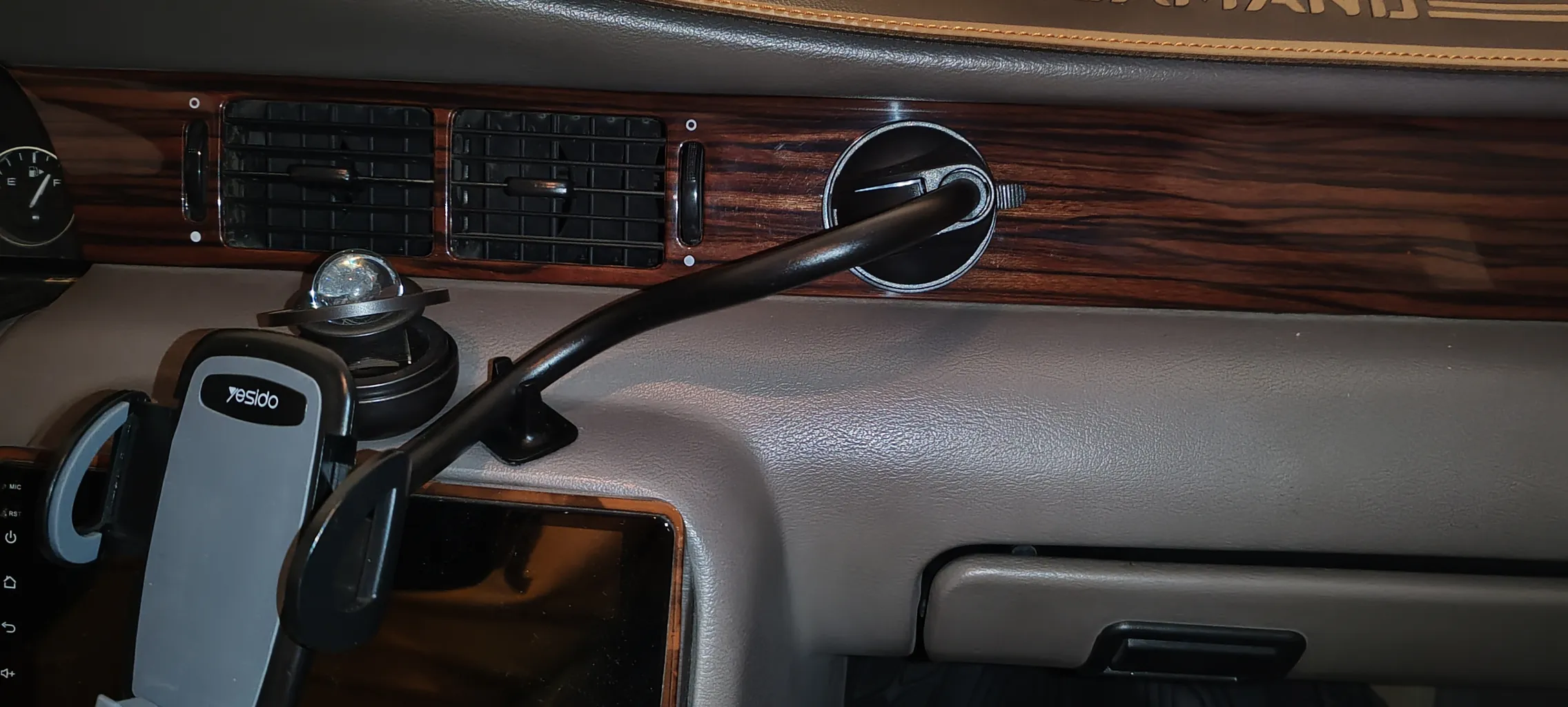 نگهدارنده گوشی موبایل یسیدو مدل C108