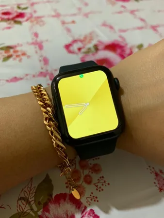 ساعت هوشمند اپل واچ سری 6 مدل 44mm Aluminum Case with Sport silicone Band، صفحه نمایش لمسی 1.78 اینچ با Retina LTPO OLED، سازگار با iPhone 6S به بالا و IOS 14 به بالا، قابلیت مکالمه از طریق بلوتوث، شمارنده ضربان قلب، شتاب‌سنج، گام‌شمار، باتری لیتیوم یونی