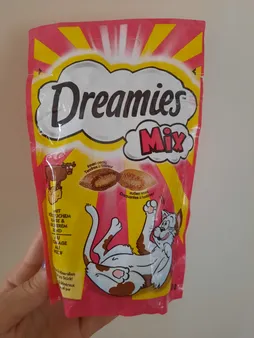 غذای تشویقی گربه دریمز مدل Snack With Beef and Chese وزن 60 گرم