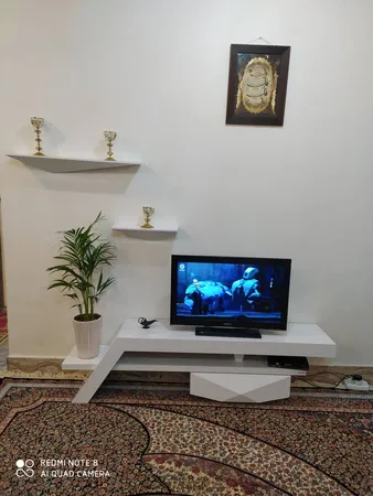 میز تلویزيون راهپود مدل آفتابگردان به همراه طبقه دیواری