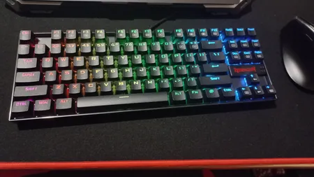 کیبورد گیمینگ ردراگون مدل K552 Kumara، سوییچ مکانیکال قرمز، Tenkeyless، نورپردازی RGB، قابلیت Anti-Ghosting