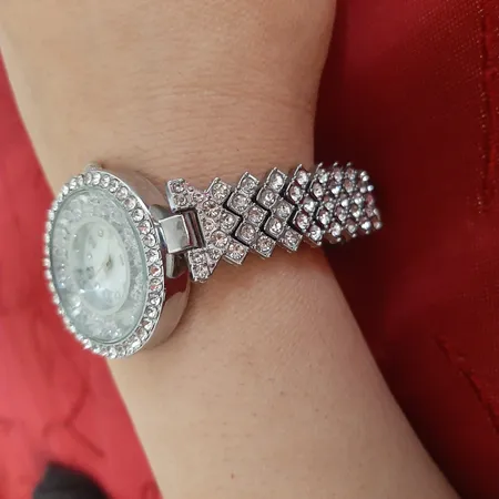 ساعت مچی عقربه ای زنانه مدل دور شنی بند نگینی فول استون 1